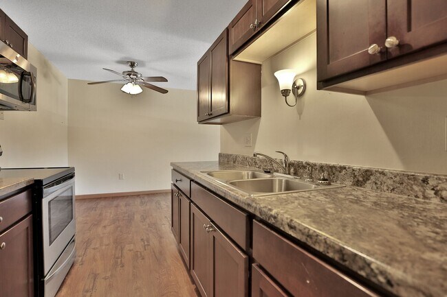 Building Photo - Wonderful 2BR in Peaceful Location 30 minu...