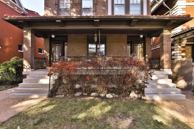 Building Photo - 6105-6107 Waterman Blvd