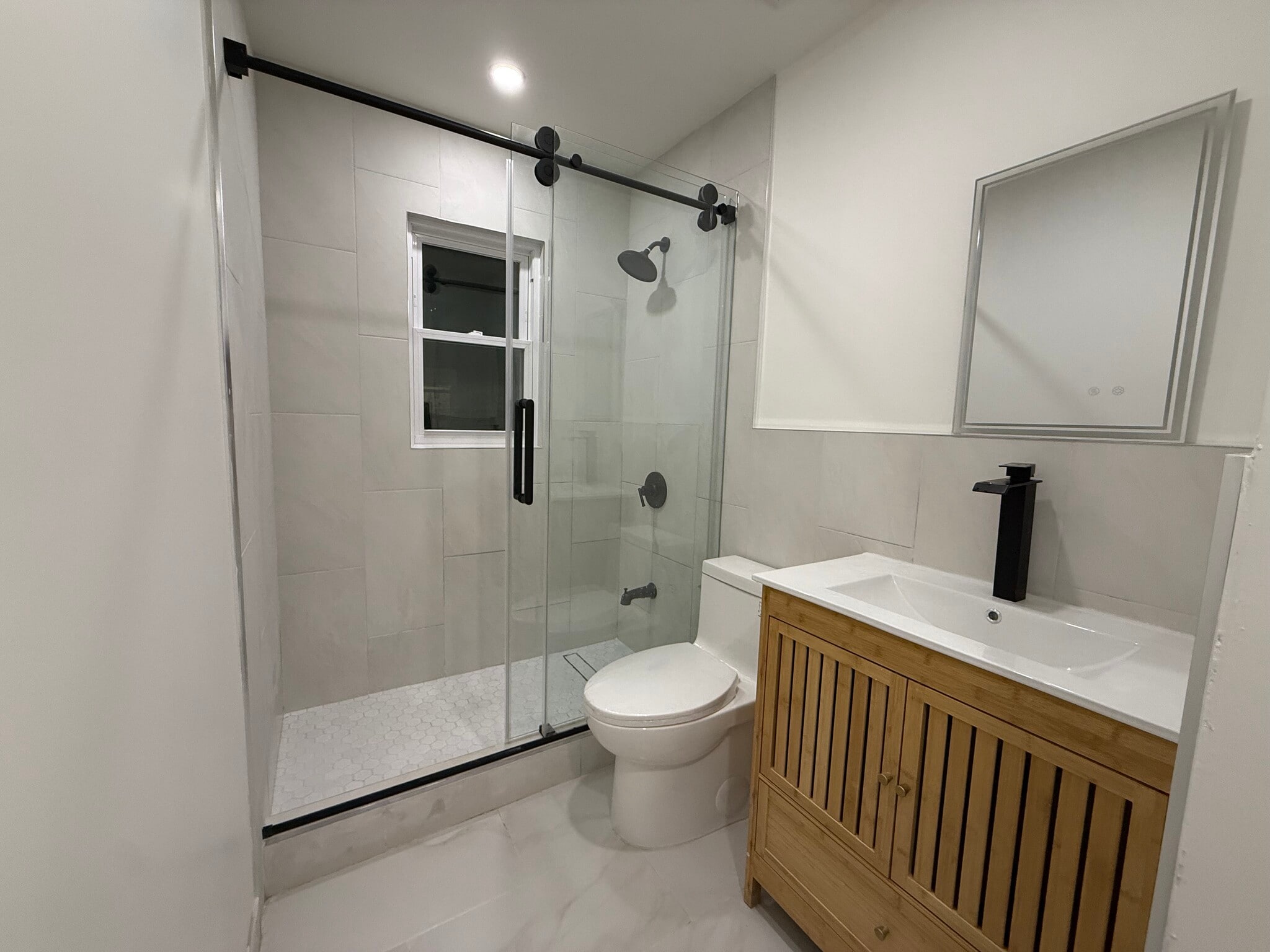 Building Photo - 476 Willow Rd W