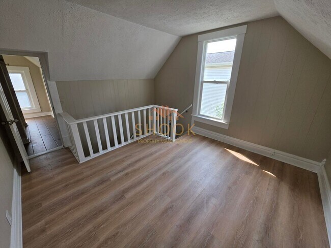 Building Photo - **MOVE-IN SPECIAL** Centrally Located and Remodeled 4BR Home