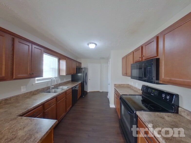 Building Photo - 916 Coolidge Ct