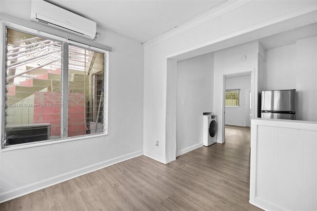 Building Photo - 2822 Pine Tree Dr