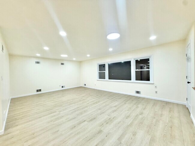Building Photo - 588 Avenue A
