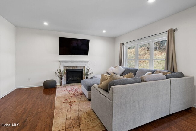 Building Photo - 2 Birch Ct