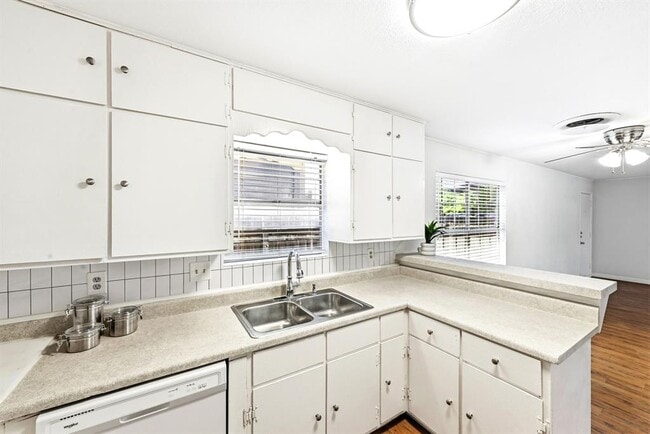 Building Photo - 8204 Exmoor Dr