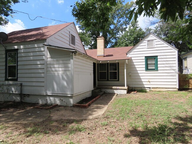 Building Photo - Newly Renovated, Spacious 3 Bedroom, 2 Bat...