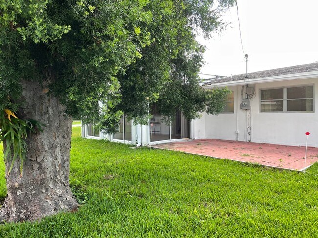 Building Photo - Easy Living in Palm Beach Gardens—Minutes ...