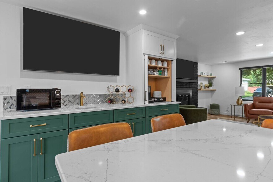 Building Photo - 1095 April Ln