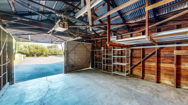 Building Photo - Charming 2 bedroom 1.5 bath plus office ho...
