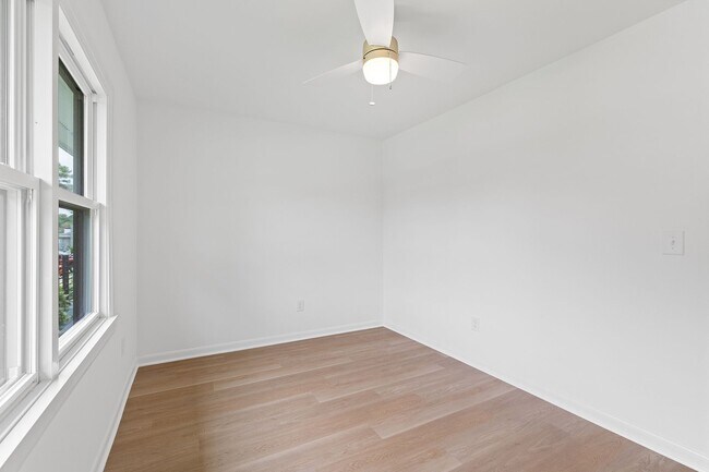 Building Photo - 420 Peyton St