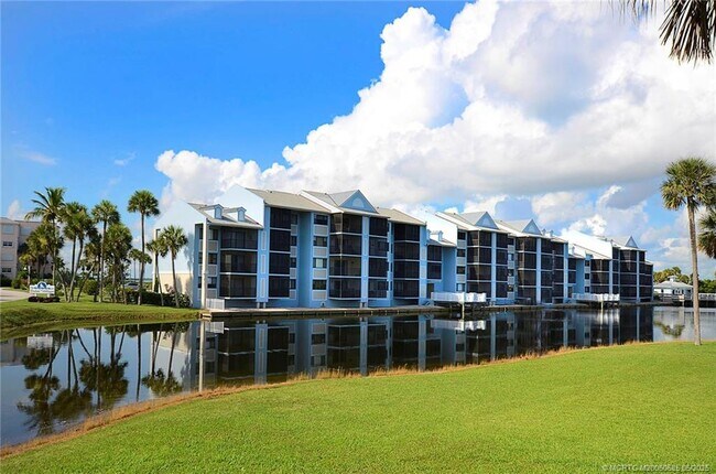Building Photo - 40 NE Plantation Rd