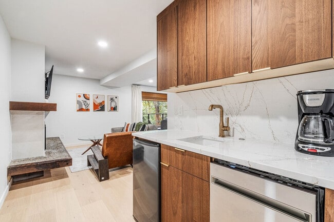 Building Photo - 4375 Fernbrook Dr