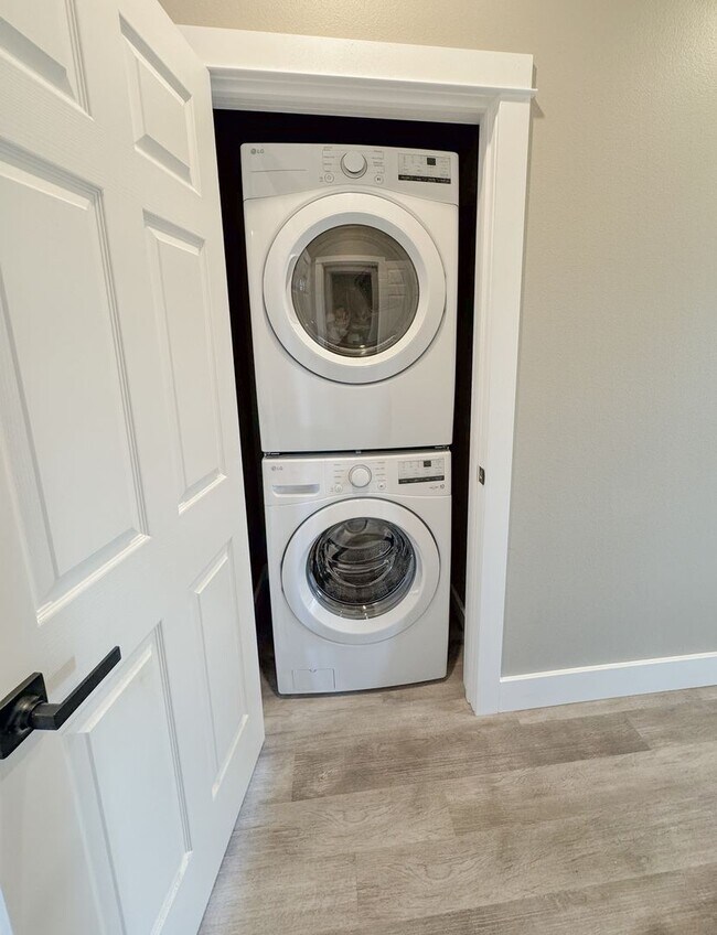 Building Photo - Pet Friendly 2 bed/ 2 bath unit at Soldier...