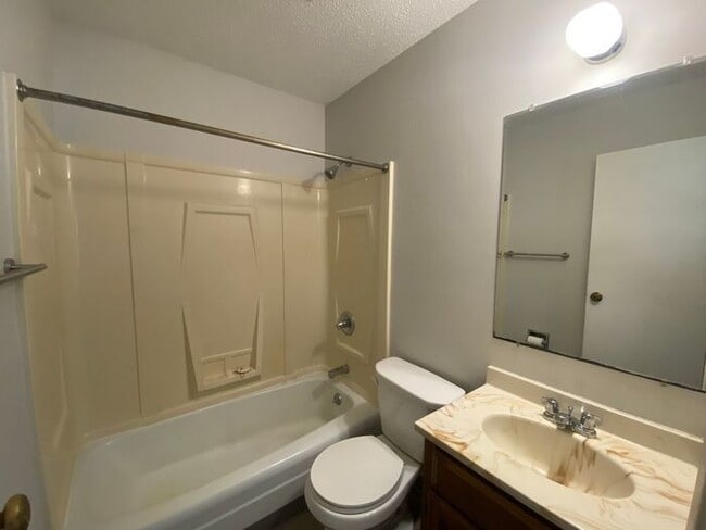 Building Photo - $1,250 | 2 Bedroom, 1 Bathroom Duplex | No...