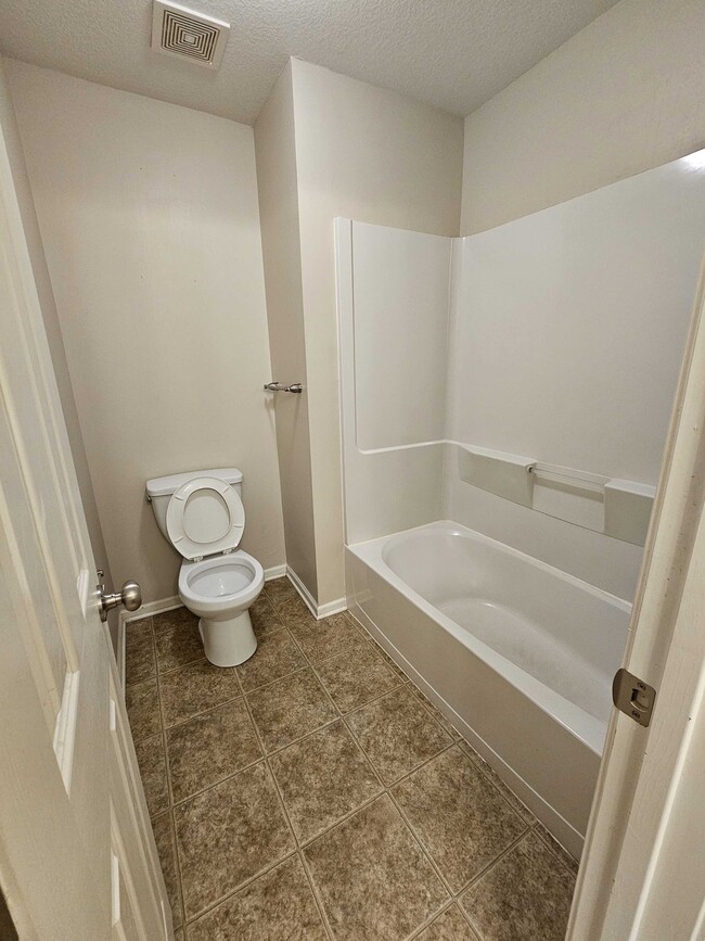 Building Photo - 1821 NE Knollbrook St