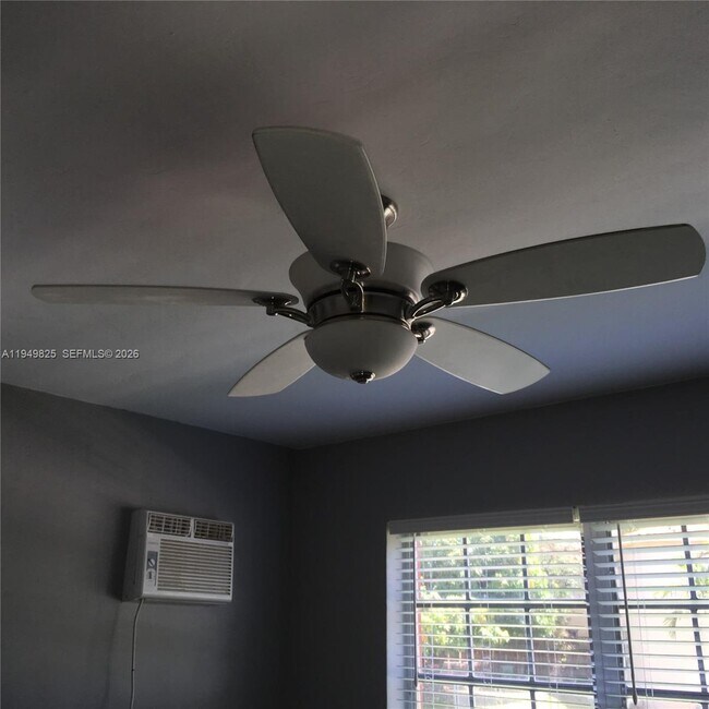 Building Photo - 661 SW 11th St