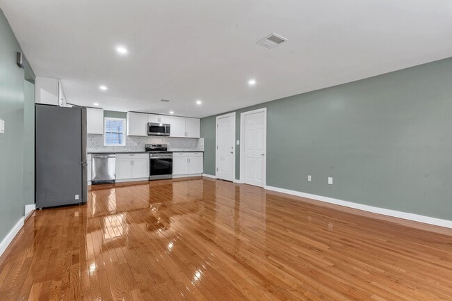 Building Photo - 11 Brett St