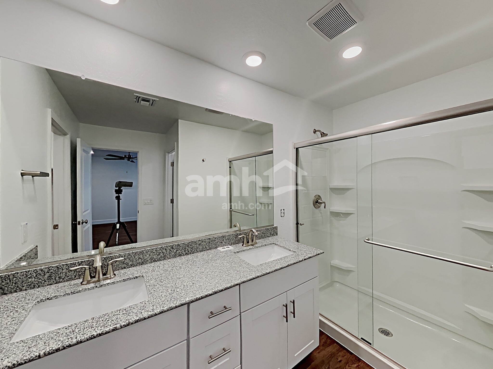 Building Photo - 622 W Harbor Dr