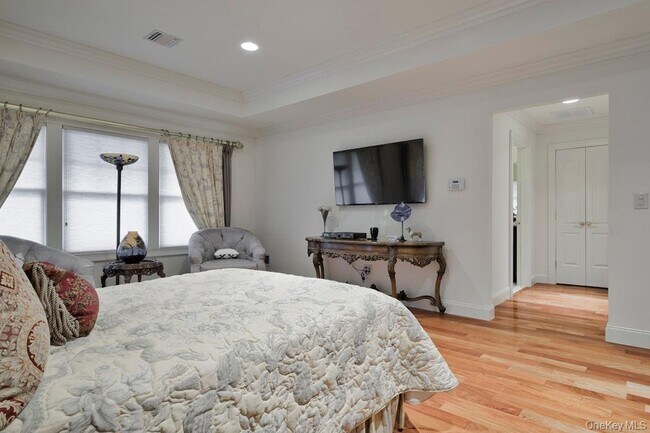 Building Photo - 702 Equestrian Way