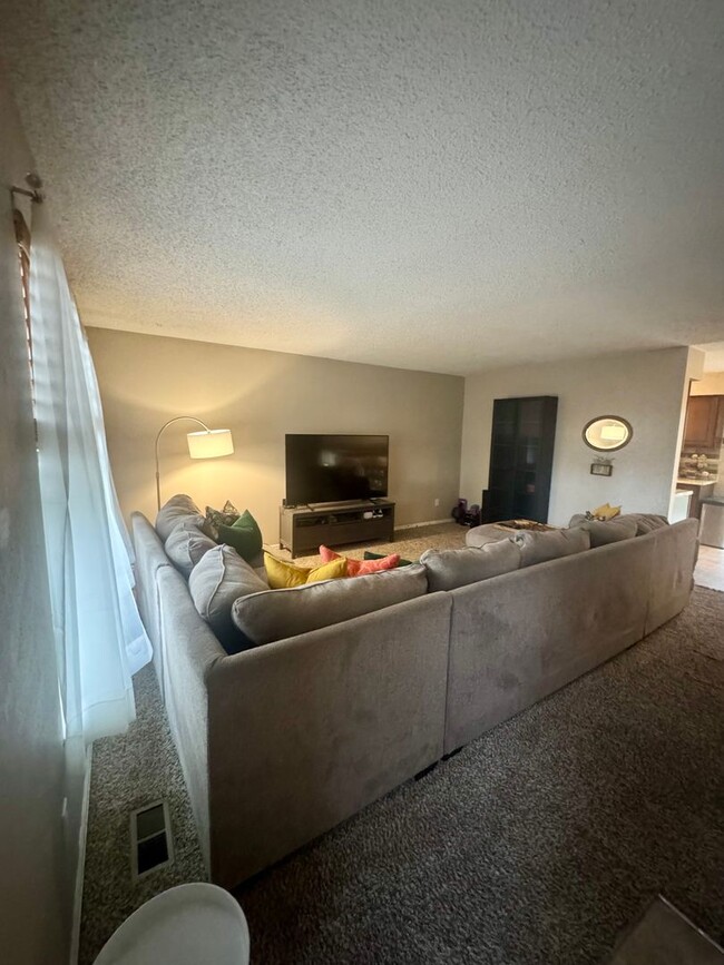 Building Photo - 3 bedroom/2 bath Centrally Located home in...