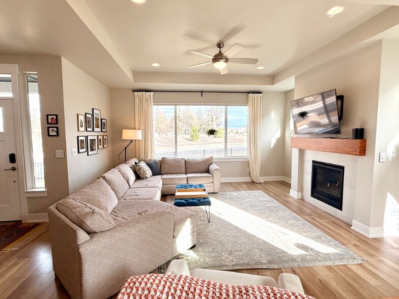 Building Photo - 3215 NE Boulder Crk Dr