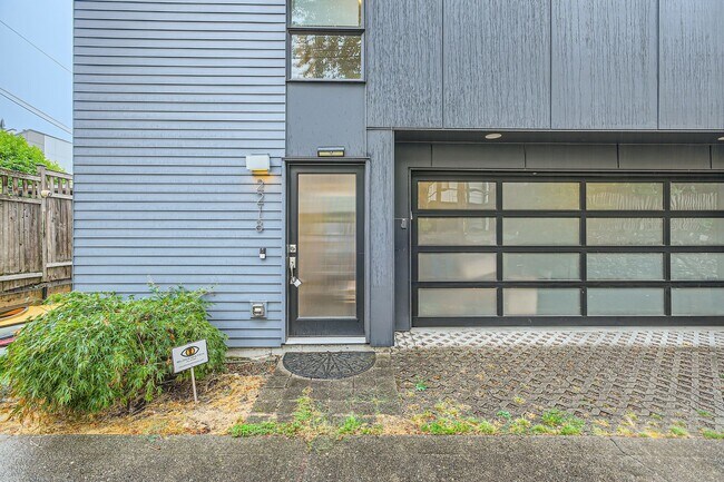 Building Photo - Queen Anne Home