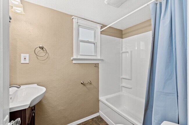 Building Photo - Stunning 2 bedroom home in North Versaille...