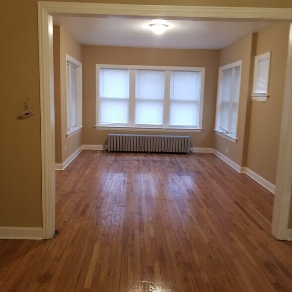 Building Photo - 638 E 92nd St