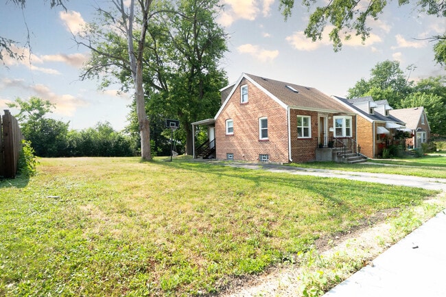 Building Photo - 636 Emerald Ave