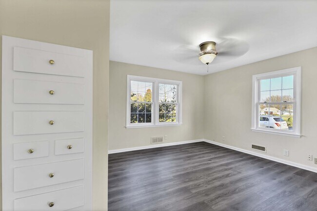 Building Photo - 337 Glendola Ave NW