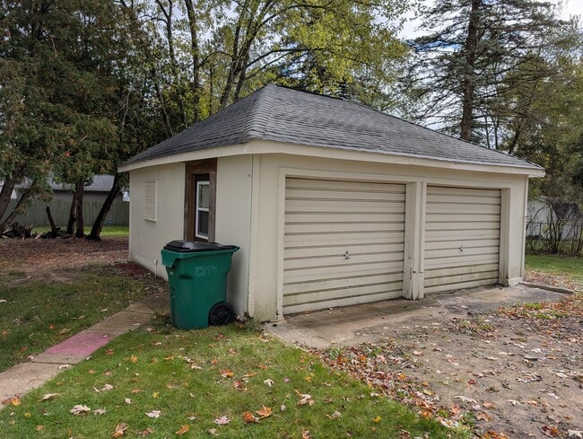 Building Photo - 415 S Silverleaf St