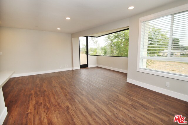 Building Photo - 16550 Vanowen St