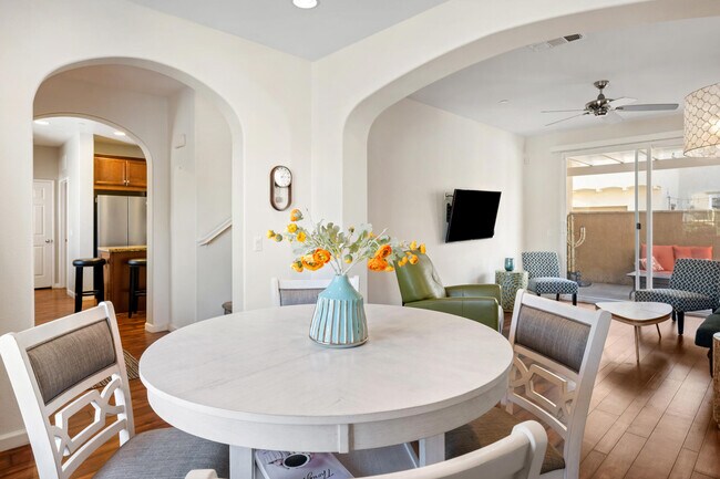 Building Photo - 520 Calle Vibrante