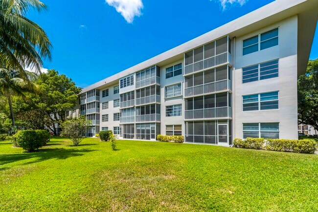 Building Photo - 2800 N Palm Aire Dr