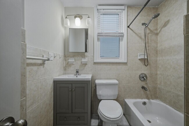 Building Photo - 16 Vreeland Terrace