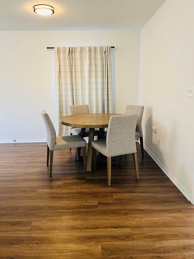 Building Photo - Spacious 3 Bedroom 2 Bath Home - Big Backyard – Simi Valley