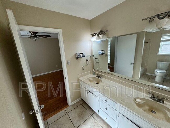 Building Photo - 1027 Barrington Dr