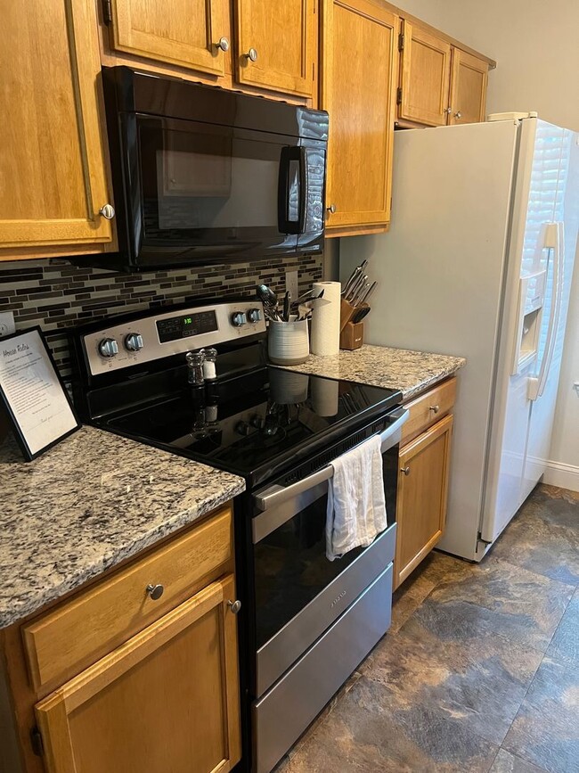 Building Photo - LARGE 3 BEDROOM TOWNHOME