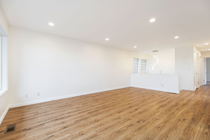 Building Photo - 4403 Powell Pl S