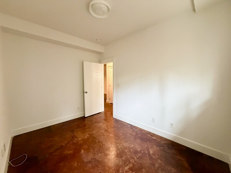 Building Photo - 3263 Louise St