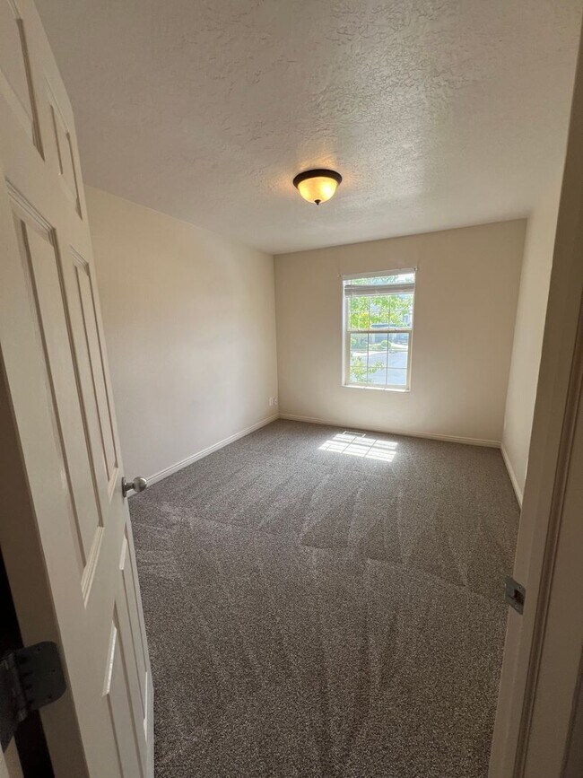 Building Photo - Oversized Townhome in Town!