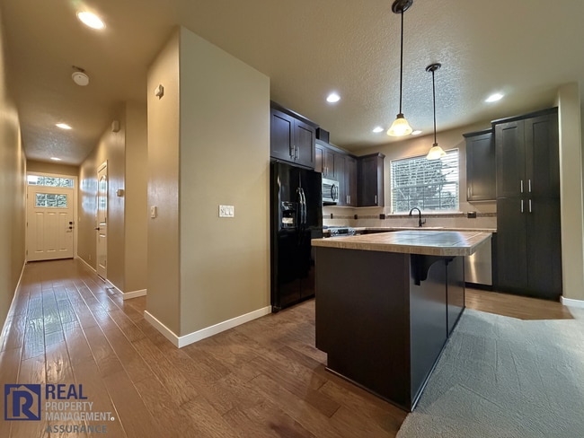 Building Photo - MOVE-IN SPECIAL - Spacious 2BR Townhome with Garage Parking in Prime Beaverton Location!