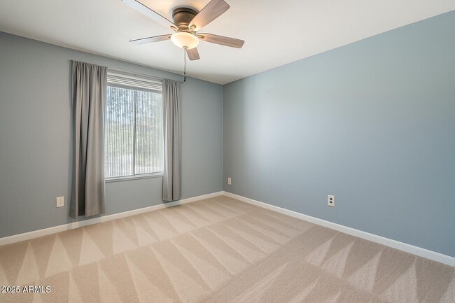 Building Photo - 3236 S Kenwood Ln