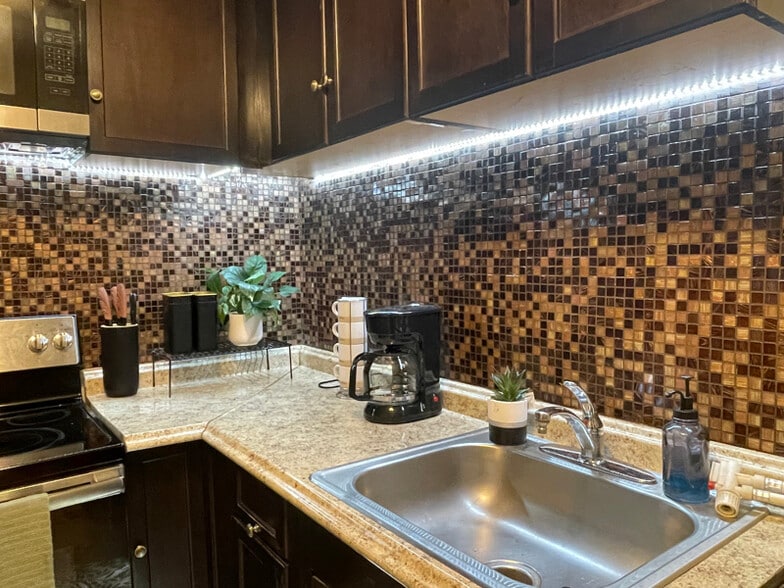 Building Photo - 888 W Lombard St