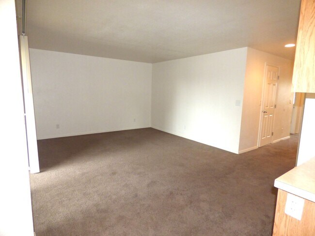 Building Photo - Rent Special: FREE June's Rent - 2 Bedroom 1 Bath Unit NE Salem!