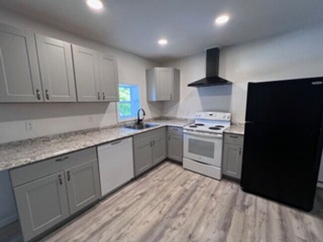 Building Photo - 4703 Wildwood Rd