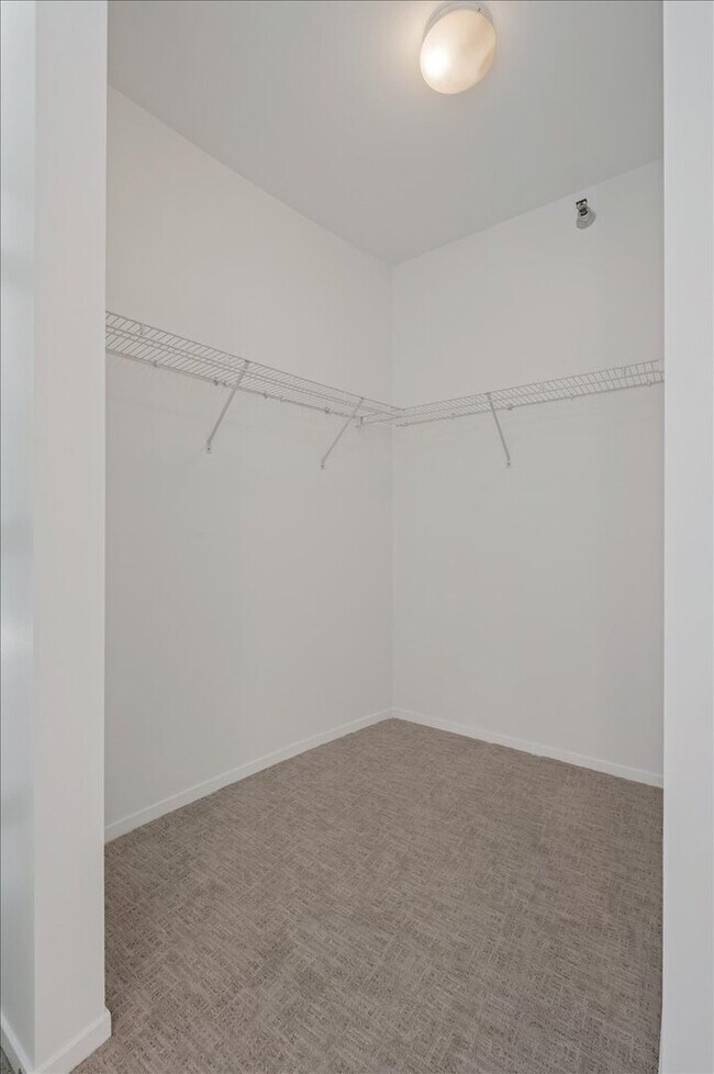 Building Photo - 701 S Wells St