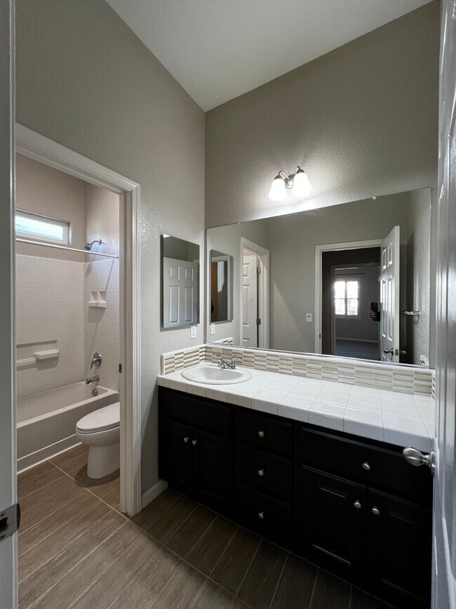 Building Photo - Beautiful 3 Bed, 2 Bath home in highly des...