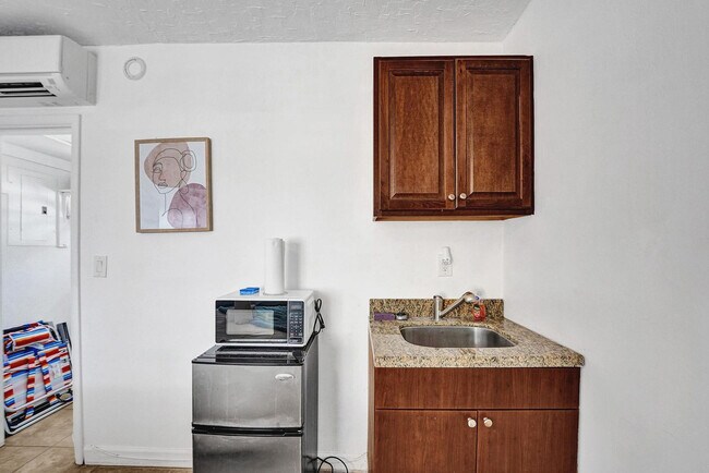 Building Photo - 335 Desoto St