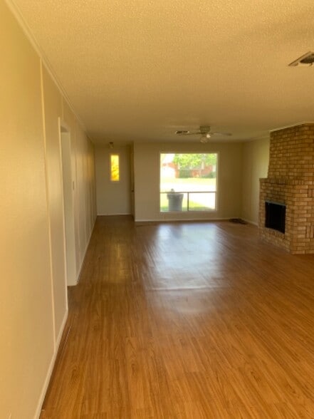 Building Photo - 1805 Greenwood Ln
